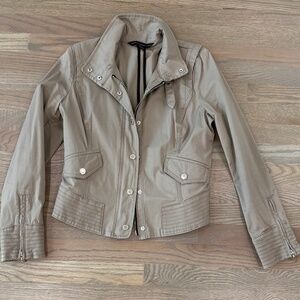 Like New White House Black Market fitted utility jacket - beige - size 6